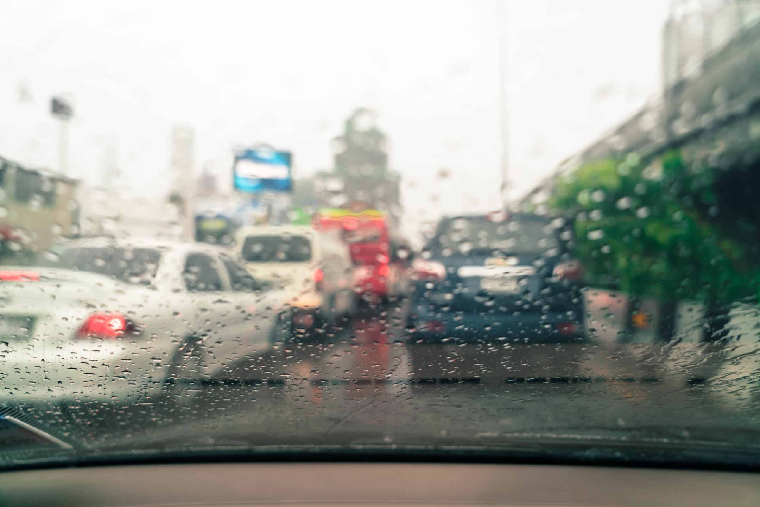 Como proteger seu carro das chuvas fortes (sem gastar muito)