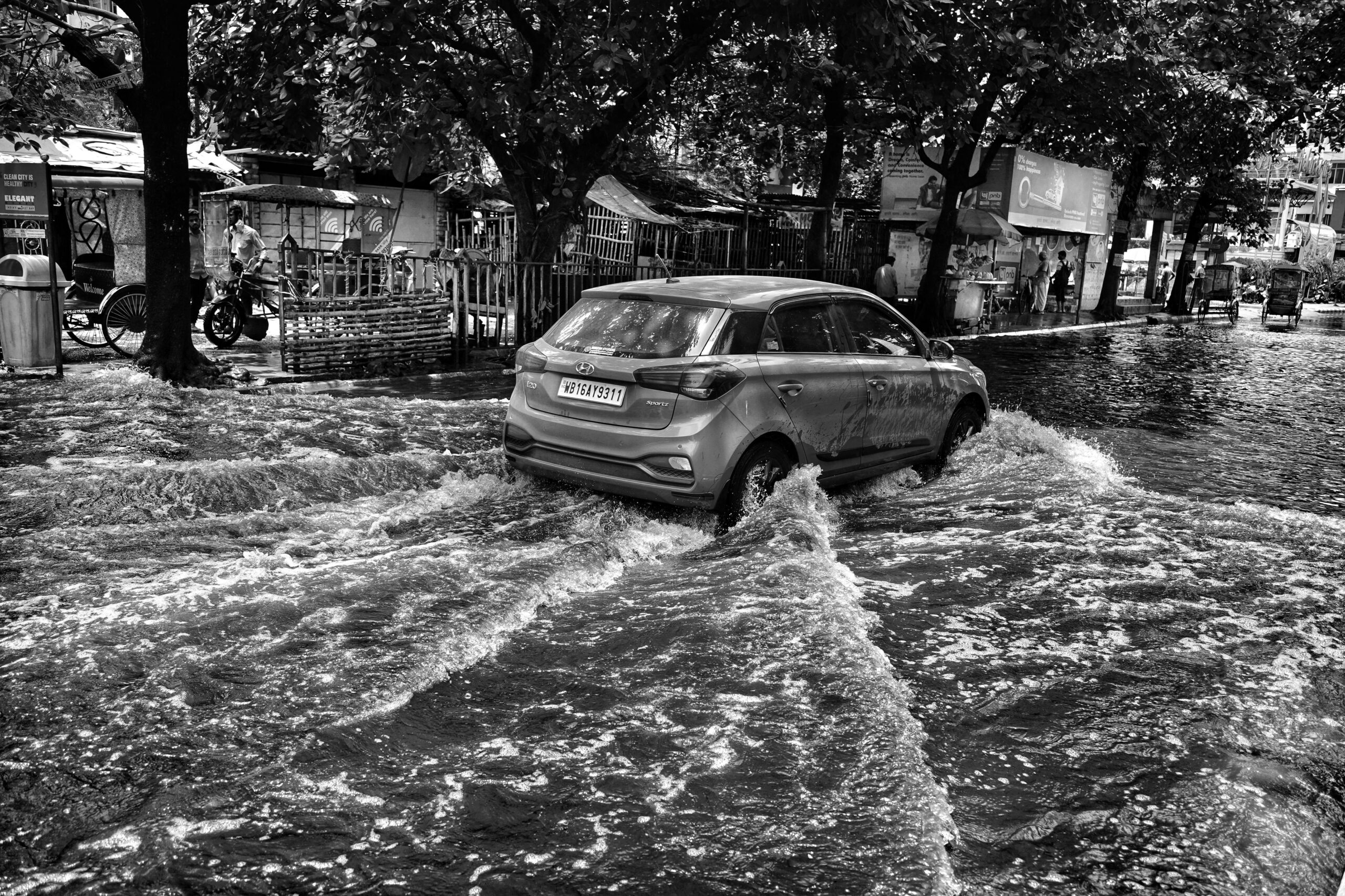 Carro inundado: saiba o que fazer para evitar prejuízos com enchentes